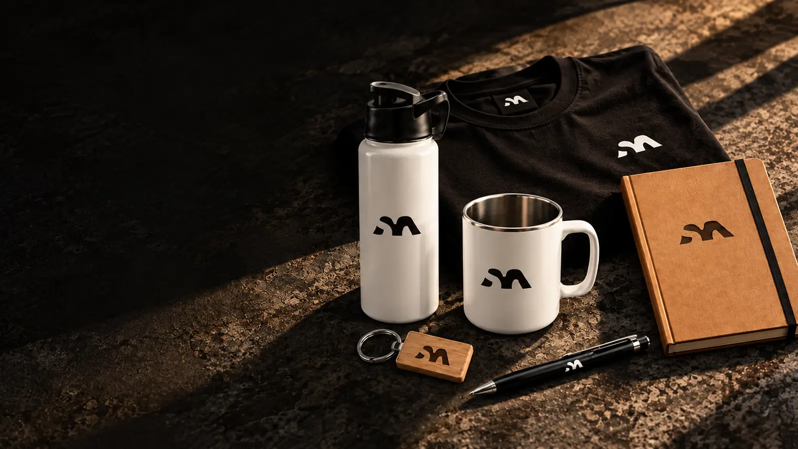 Termo, taza, camiseta, libreta, llavero y bolígrafo personalizados con el logotipo de StrategyMark